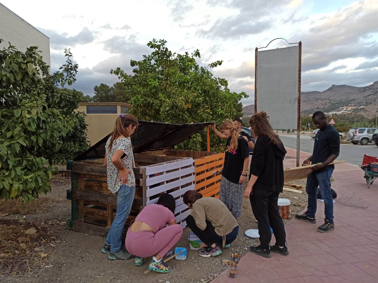 Jóvenes participando en la actividad Nearby Ecology